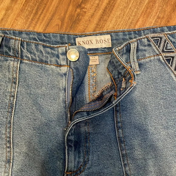 Knox Rose women’s shorts 14 large jean denim embroider stretch fray mid rise - Picture 3 of 10